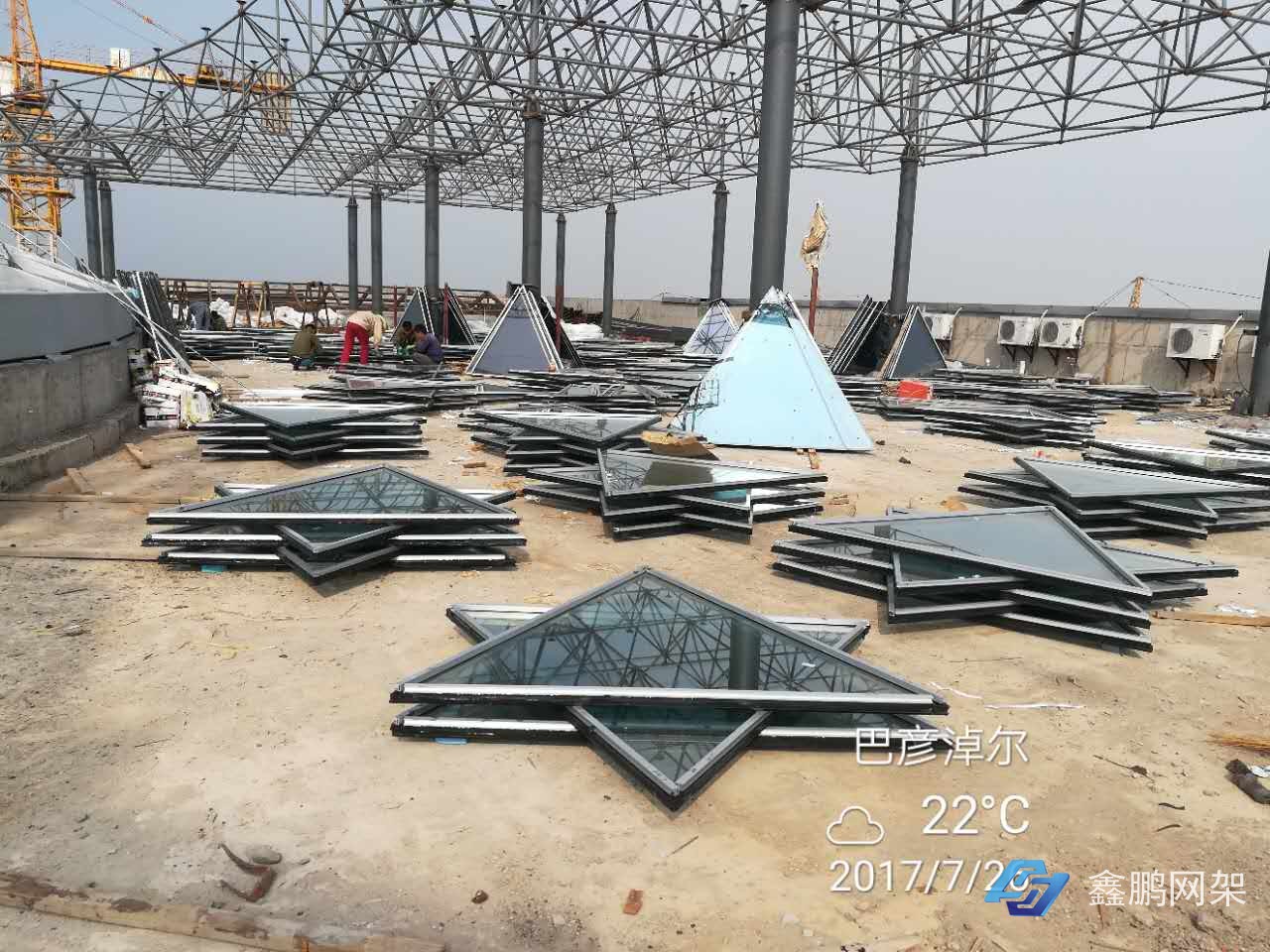 內(nèi)蒙古婺源縣采光頂網(wǎng)架深度文化中心施工現(xiàn)場